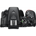Nikon D5600 + 18-105mm AF-S VR + shoulder bag + memory card