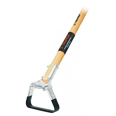 Truper action hoe with 145cm wooden shaft