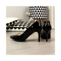 Pumps on a black lacquered stiletto W Juma (36)