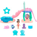 Spin Master DreamWorks Gabby's Dollhouse Cat Adventures - Purrific Pool Party Playset, Backdrop (wit